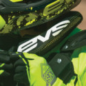 COLLARIN EVS R2 RACE COLLAR YOUTH  NEGRO